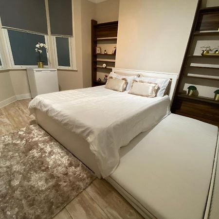 Private Rooms In Excellent Family House ,Zone 2 Londra Dış mekan fotoğraf
