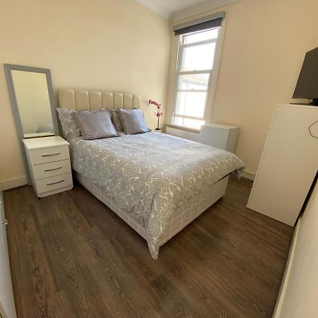 Private Rooms In Excellent Family House ,Zone 2 Londra Dış mekan fotoğraf