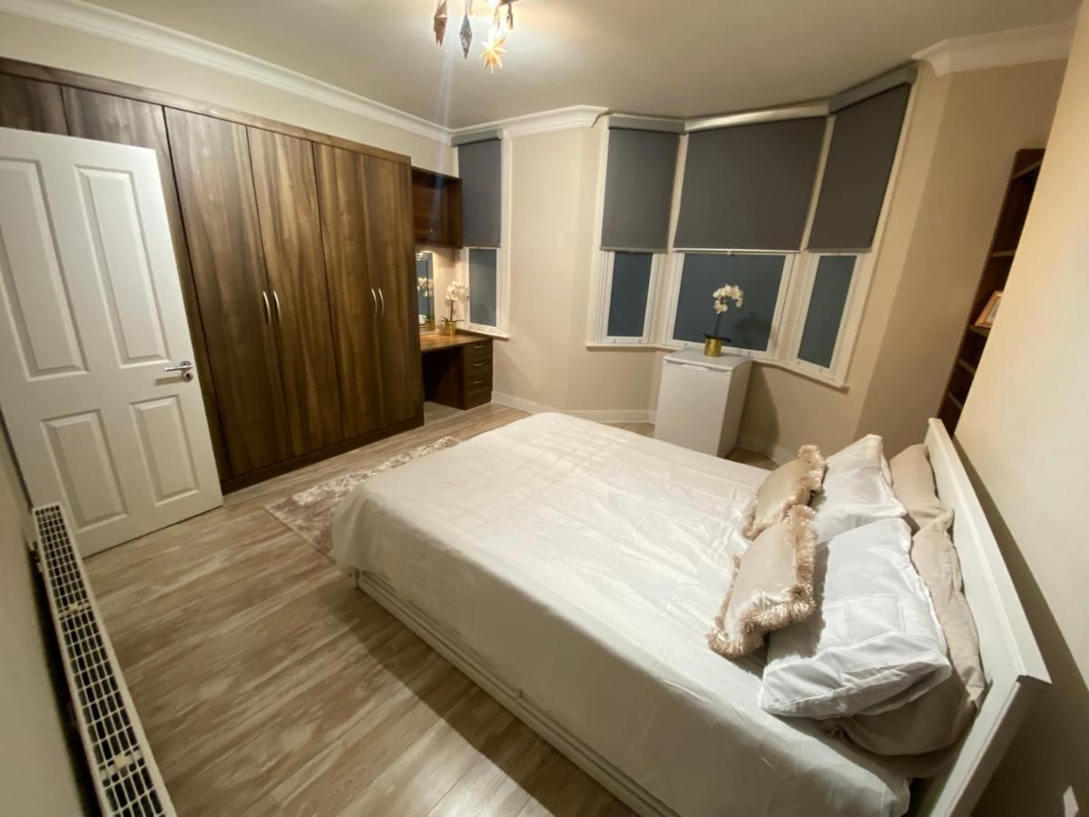 Private Rooms In Excellent Family House ,Zone 2 Londra Dış mekan fotoğraf