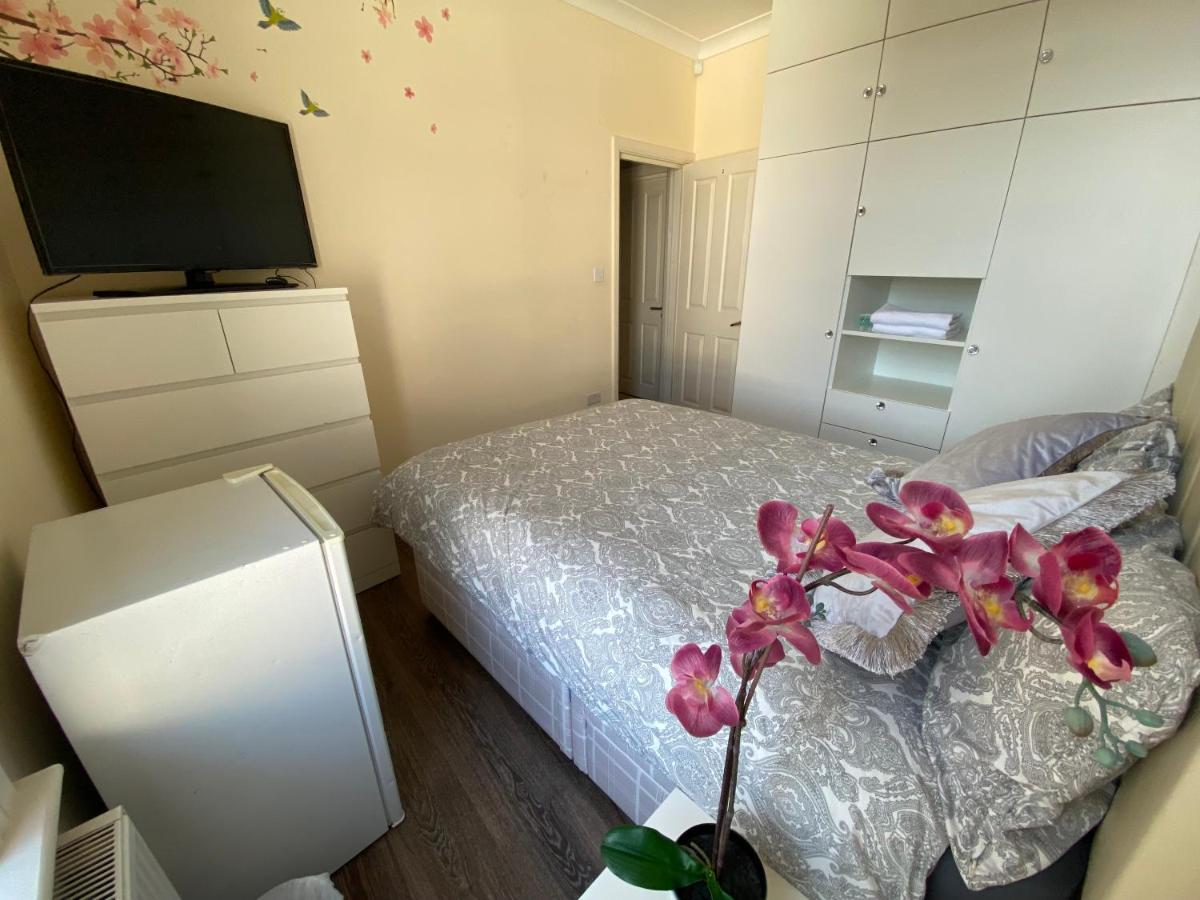 Private Rooms In Excellent Family House ,Zone 2 Londra Dış mekan fotoğraf